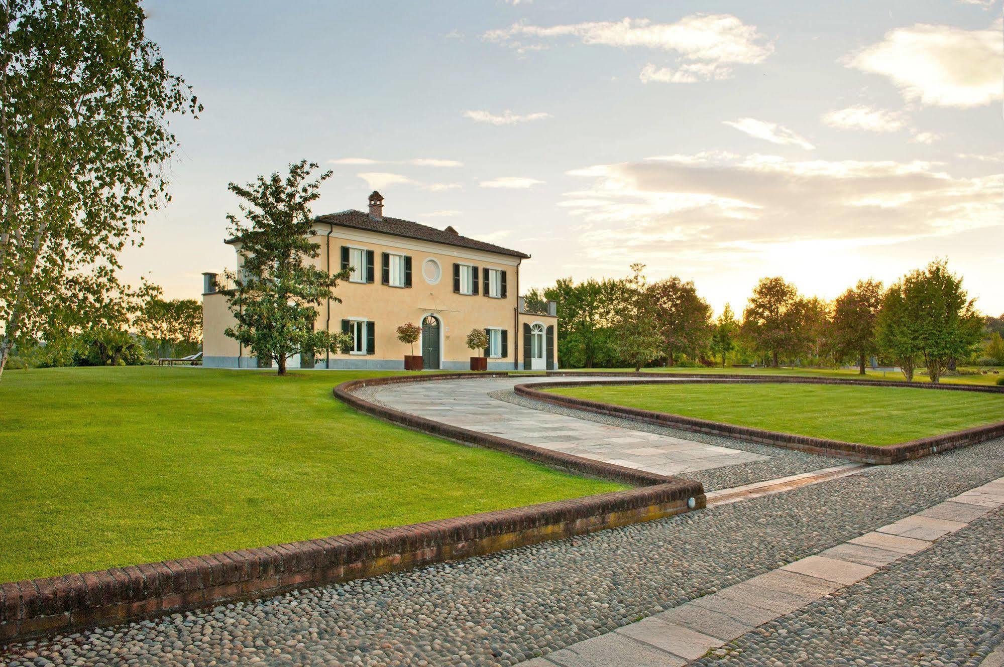 Relais 23 Hotel & Ristorante Castelnuovo Belbo ภายนอก รูปภาพ